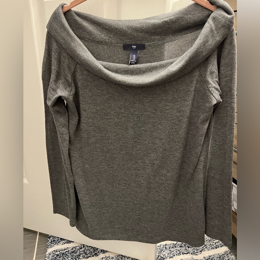 Size M Gap off shoulder long sleeved blouse